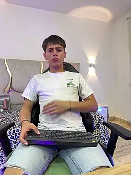 Snapshot of EVAN_TAY chatting on 02-10-26, 03:05 EVAN TAY online show from 02-10-26, 03:05