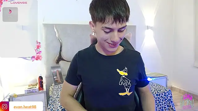 Snapshot of EVAN_TAY chatting on 02-14-26, 04:13 EVAN TAY online show from 02-14-26, 04:13