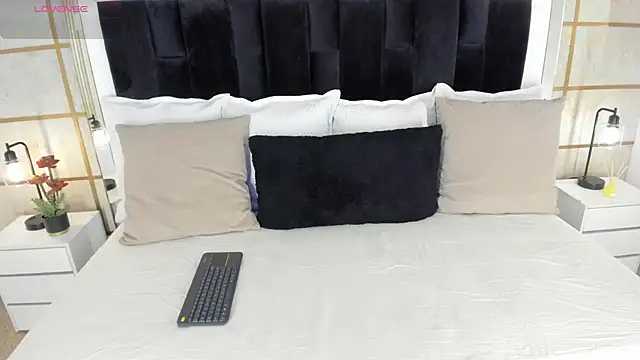 Crystal Rose   online show from 05-12-26, 11:16