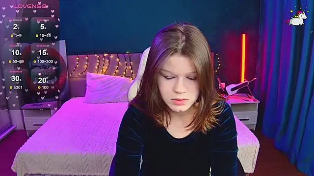 Snapshot of Lunatrend chatting on 02-16-26, 12:04 Lunatrend online show from 02-16-26, 12:04