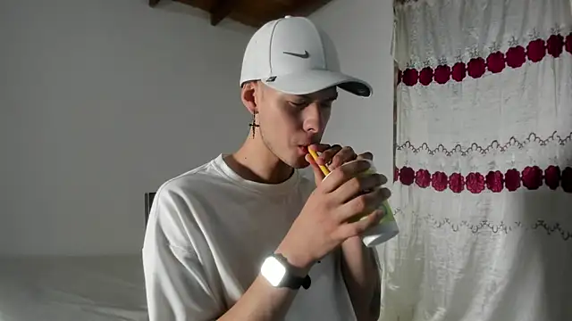 Snapshot of Vlad__night chatting on 04-27-26, 03:48 Vlad night online show from 04-27-26, 03:48