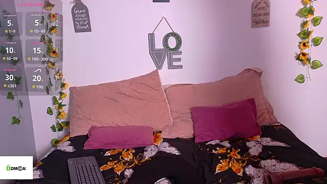 Snapshot of emiily_curly chatting on 06-12-26, 11:41 emiily curly online show from 06-12-26, 11:41