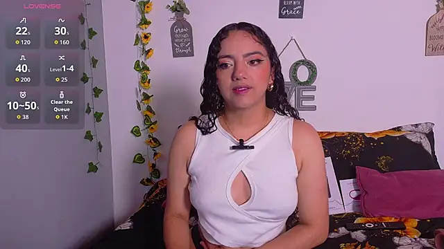 Snapshot of emiily_curly chatting on 07-08-26, 11:55 emiily curly online show from 07-08-26, 11:55