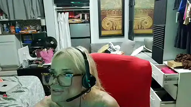 Snapshot of starandsky chatting on 06-27-26, 11:22 starandsky online show from 06-27-26, 11:22
