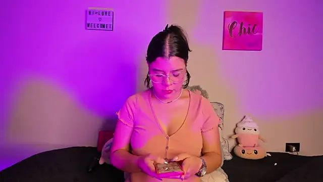 ViolettM online show from 03-09-26, 04:05