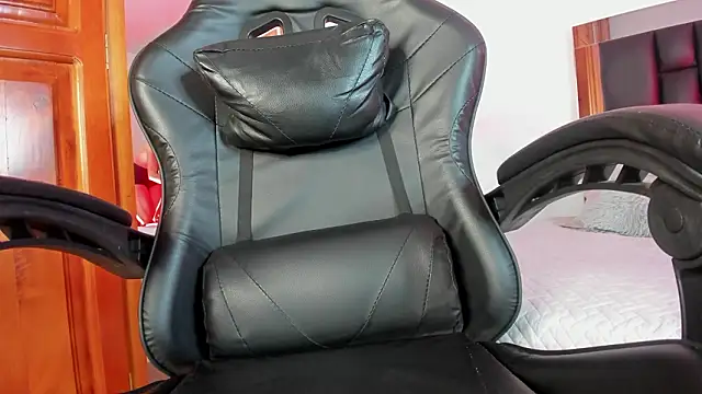 Snapshot of Isabella_Moon9 chatting on 02-20-26, 12:18 Isabella Moon9 online show from 02-20-26, 12:18