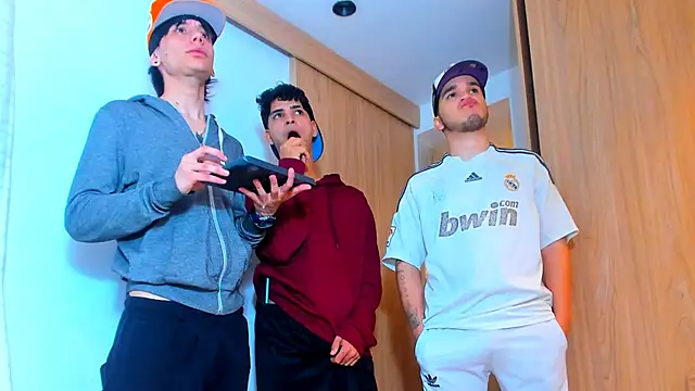 Snapshot of TheBatMansion chatting on 02-06-26, 01:23 TheBatMansion online show from 02-06-26, 01:23