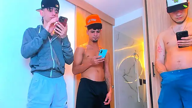 Snapshot of TheBatMansion chatting on 02-11-26, 04:40 TheBatMansion online show from 02-11-26, 04:40