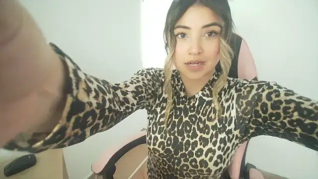 Snapshot of sweetlove- chatting on 02-12-26, 09:58 sweetlove- online show from 02-12-26, 09:58