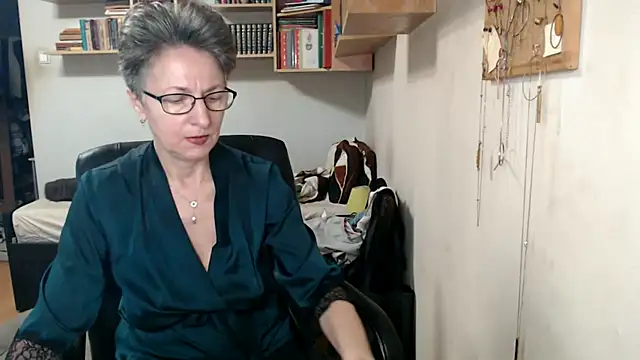 katemodel online show from 10-31-25, 07:27