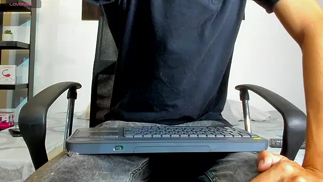 milo cruz  online show from 04-12-26, 12:30