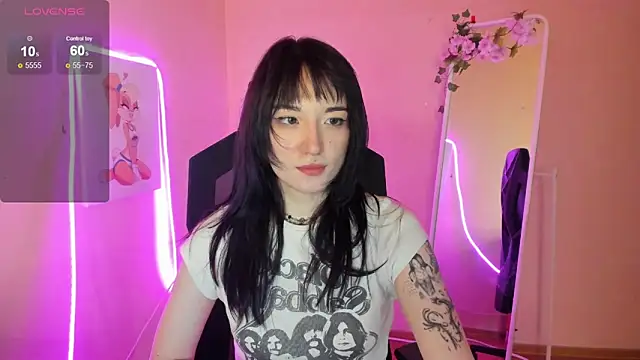 AliceeinWonderlanddd online show from 06-11-26, 02:11