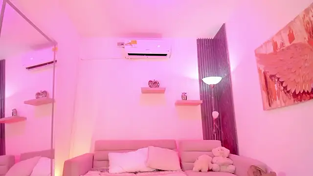 Snapshot of TAHIELA_ chatting on 02-13-26, 10:37 TAHIELA online show from 02-13-26, 10:37