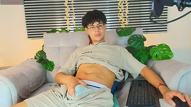 ThiiagoSaeenz online show from 06-18-26, 08:14