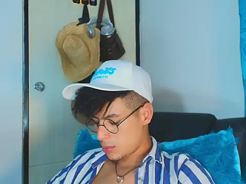 ThiiagoSaeenz online show from 06-11-26, 12:32