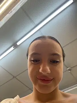 MiaTee online show from 04-17-26, 02:03