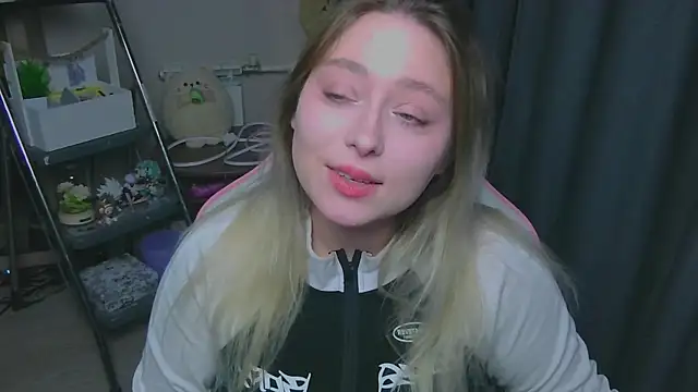 Snapshot of Emiliaaah chatting on 02-03-26, 01:49 Emiliaaah online show from 02-03-26, 01:49