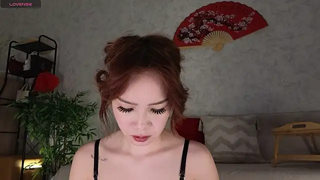 Snapshot of saya_li11 chatting on 02-16-26, 02:05 saya li11 online show from 02-16-26, 02:05