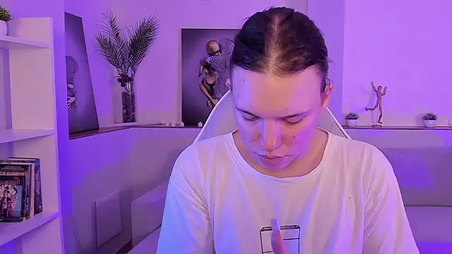 Snapshot of Madison_dolly chatting on 02-28-26, 08:36 Madison dolly online show from 02-28-26, 08:36