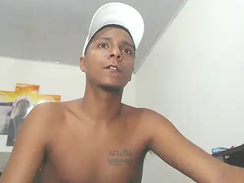 Snapshot of hotboyluxe chatting on 02-12-26, 06:29 hotboyluxe online show from 02-12-26, 06:29