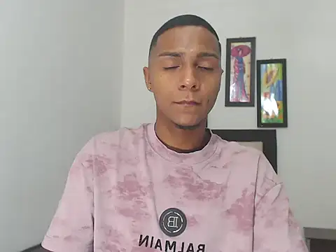 Snapshot of hotboyluxe chatting on 02-15-26, 03:40 hotboyluxe online show from 02-15-26, 03:40