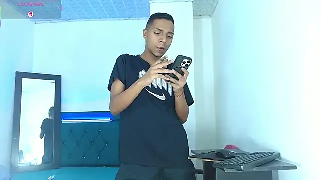 Snapshot of hotboyluxe chatting on 06-25-26, 05:34 hotboyluxe online show from 06-25-26, 05:34