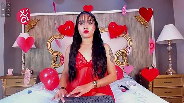 Snapshot of LauraBellinni chatting on 02-14-26, 07:47 LauraBellinni online show from 02-14-26, 07:47