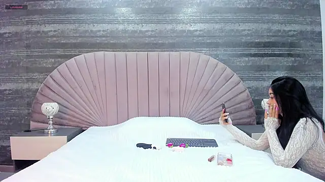 Snapshot of LauraBellinni chatting on 02-12-26, 05:56 LauraBellinni online show from 02-12-26, 05:56