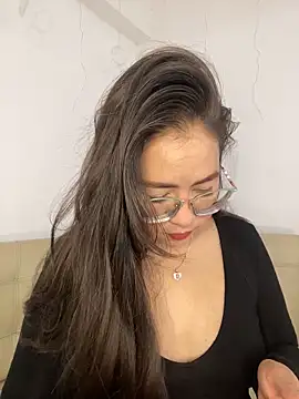 Snapshot of alisbloom chatting on 02-19-26, 06:05 alisbloom online show from 02-19-26, 06:05