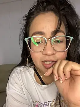 Snapshot of alisbloom chatting on 02-22-26, 05:10 alisbloom online show from 02-22-26, 05:10