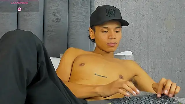 Alejandroo Montenegro online show from 03-08-26, 02:04