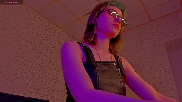 Scarle Whisper online show from 04-13-26, 09:02