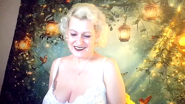 Snapshot of Blondie_the_librarian chatting on 05-06-26, 11:31 Blondie the librarian online show from 05-06-26, 11:31