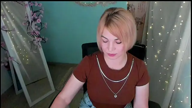CuttieEmma online show from 06-16-26, 01:11