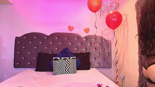 Snapshot of Lara_pons chatting on 02-19-26, 02:03 Lara pons online show from 02-19-26, 02:03