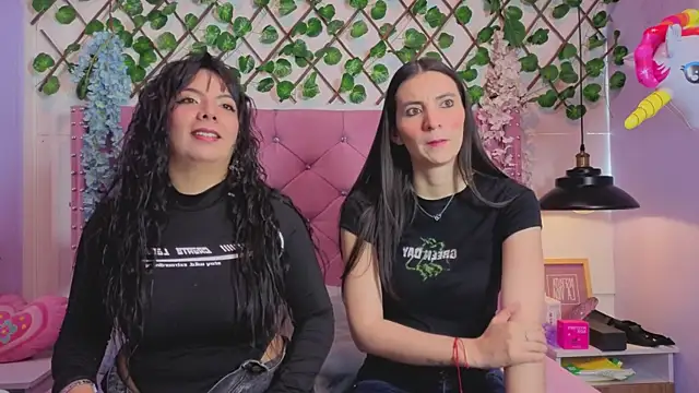 Valkiria-and-Dione online show from 04-22-26, 01:07