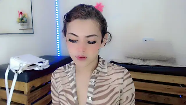 Snapshot of NathalialLooes chatting on 05-13-26, 05:03 NathalialLooes online show from 05-13-26, 05:03