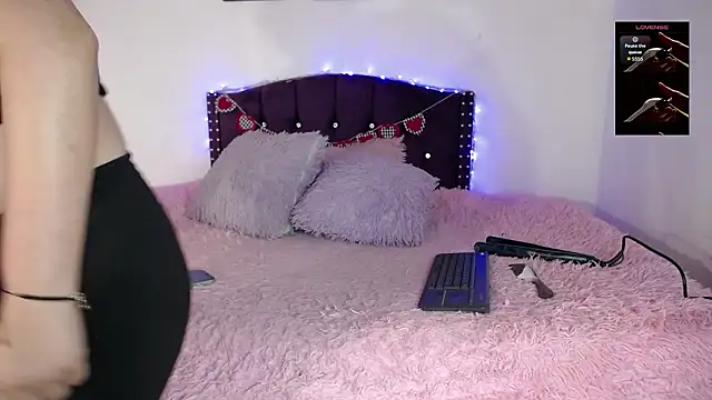 Snapshot of sienna_rose_pym chatting on 02-13-26, 12:05 sienna rose pym online show from 02-13-26, 12:05