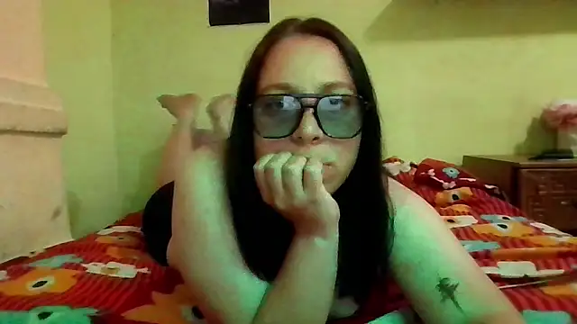 Snapshot of MillaSourety chatting on 05-13-26, 10:44 MillaSourety online show from 05-13-26, 10:44