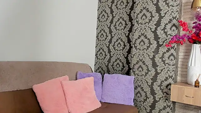 Charlotte-Wright online show from 02-08-26, 11:41