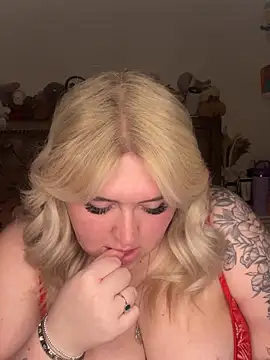 Snapshot of TwoWayT_xx chatting on 02-15-26, 12:00 TwoWayT xx online show from 02-15-26, 12:00