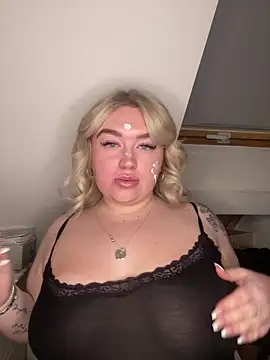 Snapshot of TwoWayT_xx chatting on 02-18-26, 10:22 TwoWayT xx online show from 02-18-26, 10:22