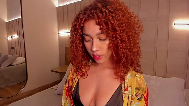Snapshot of Sienna_brunette chatting on 04-19-26, 01:12 Sienna brunette online show from 04-19-26, 01:12