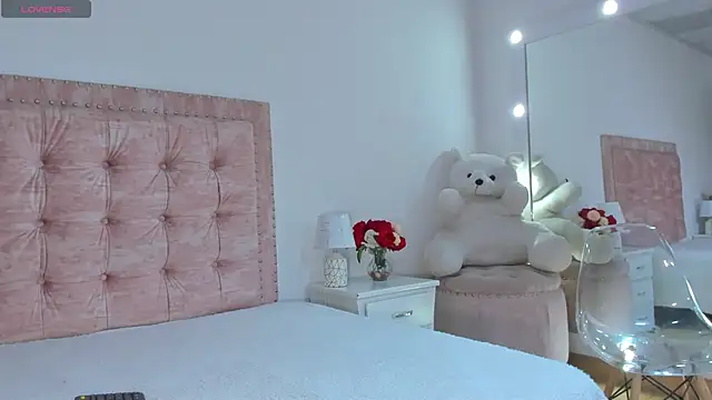 Jennifer Lee  online show from 04-11-26, 08:01