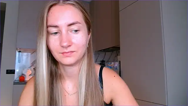 Snapshot of BluueSilk chatting on 10-30-25, 07:39 BluueSilk online show from 10-30-25, 07:39