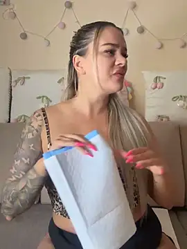 sexybatwomen33 online show from 04-22-26, 06:53