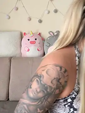 Snapshot of sexybatwomen33 chatting on 03-03-26, 11:39 sexybatwomen33 online show from 03-03-26, 11:39