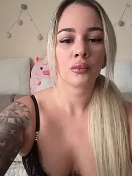 Snapshot of sexybatwomen33 chatting on 02-15-26, 12:59 sexybatwomen33 online show from 02-15-26, 12:59