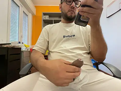 latinocalientehot online show from 06-18-26, 04:12