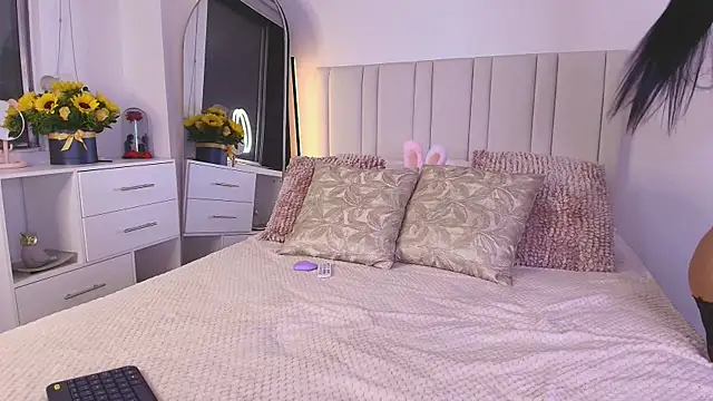 Snapshot of Anna-Lynn chatting on 02-15-26, 11:36 Anna-Lynn online show from 02-15-26, 11:36